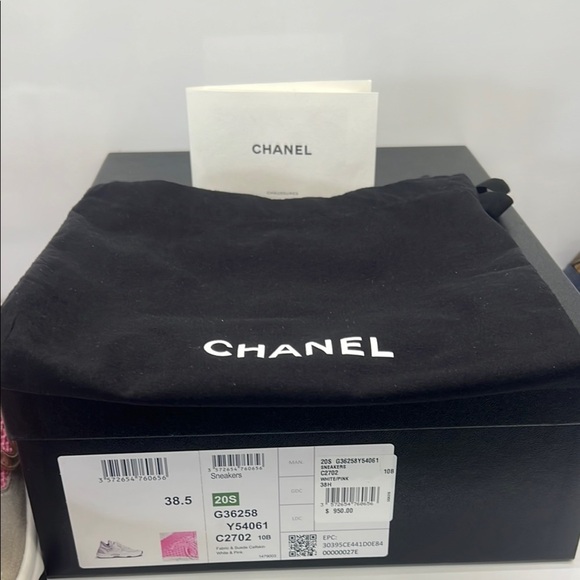 CHANEL 2020 Interlocking CC Logo Sneakers - Picture 11 of 13